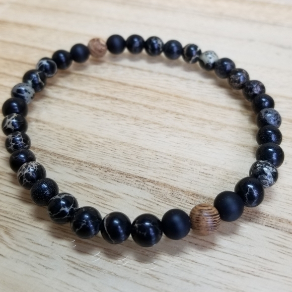 Sea Sediment, Onyx & Sandalwood Stretch Bracelet - Picture 4 of 6